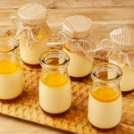 ビタミンEが普通の卵よりも約30倍もある日本一こだわり卵を使用。こちらの新鮮な卵に風味豊かな生クリームを合わせ低温でじっくり焼き上げたこだわりのプリン。なめらかで上品な仕上がりのカスタードプリンです。