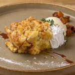 蜜芋の代表格、紅はるかをキャラメリゼしカスタードクリームと合わせクランブルと焼き上げました。しっとり濃厚なさつまいもとザクザクのクランブル、異なる食感のマリアージュをお楽しみください。