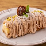 しっとりと焼き上げたベイクドチーズにフランス産マロンを使用したモンブランクリームをたっぷりと絞りました。仕上げには風味豊かな渋皮栗を一粒トッピング。濃厚なチーズケーキと栗の贅沢な味わいをお楽しみ下さい