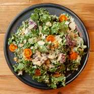 【野菜の王様】と言われる栄養満点の有機ケールをたっぷり使用した
サラダです。不足がちな、カルシウムやビタミン、食物繊維をこのサラダで補ってみてはいかがでしょうか。