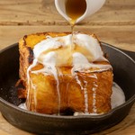 バターを練り込んだデニッシュを使用したフレンチトースト。オーブンでじっくりと焼き上げる事で中はしっとりふんわり、外はカリッとキャラメリゼしました。ハニーホイップバターとメープルシロップをお好みで。