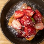 旬の苺をたっぷりとのせ、甘酸っぱいフランボワーズのソースで仕上げた、季節限定の贅沢なフレンチトーストです。