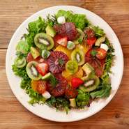 10種野菜のサラダに、たっぷりの旬のフルーツ、アボカドを合わせたビタミン たっぷりのサラダです。美容や健康に最適な一皿です。