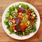 10種野菜のサラダに、たっぷりの旬のフルーツ、アボカドを合わせたビタミン たっぷりのサラダです。美容や健康に最適な一皿です。