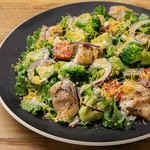 『野菜の王様』と言われるケールをベースに、レモンとハーブでマリネしたグリルチキン、アボカド、ブロッコリーを合わせた栄養満点・ボリューム満点のサラダです。 一皿で44.3gのタンパク質が摂取できます。