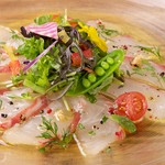 数種類のハーブと、香辛料で軽やかに仕上げたカルパッチョです。お魚は季節やその日の仕入れによって変わります。本日のお魚の種類は、お気軽にスタッフにお尋ねください。