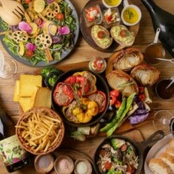 パプリカハンバーグと季節のグリル野菜をふんだんに盛り付けたファーマーズプレートに飲み放題付コースです