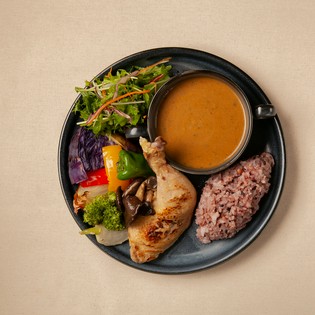 季節の野菜も！『骨付きチキン付やさいの王様スープカレー』