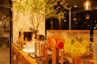 平日・週末ともランチのお食事には無料ドリンクバー付！