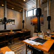 店内は、堅苦しくなくカジュアルな雰囲気。特別な日だけでなく、普段使いのデートにもオススメです。お好み焼きやもんじゃ焼きはもちろん、牛ステーキの鉄板焼きもまた格別です。