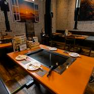 お好み焼きやもんじゃ焼きのほか、鉄板焼きメニューが豊富にラインナップ。好きなお酒と共に、ガールズトークで盛り上がるひとときはいかが。深夜1時まで営業しているので、ホームパーティーのように楽しめます。