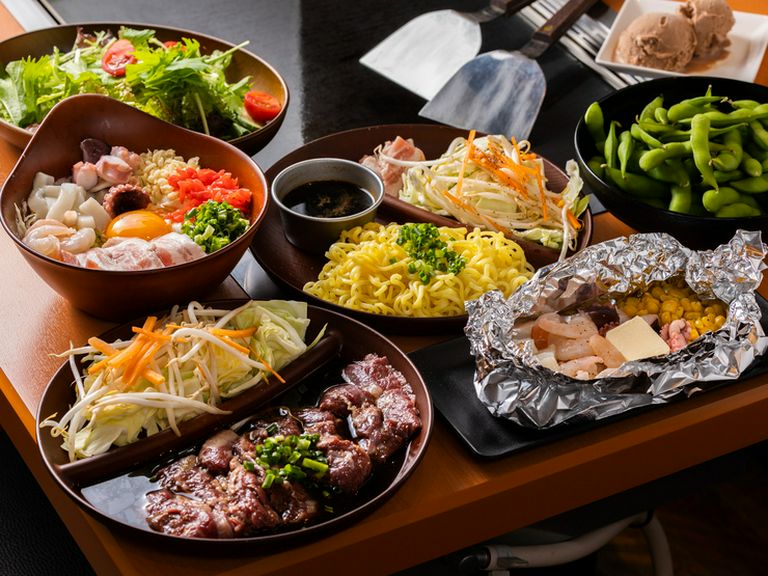 友人や仲間との会話で盛り上がり、鉄板料理で楽しいひとときを