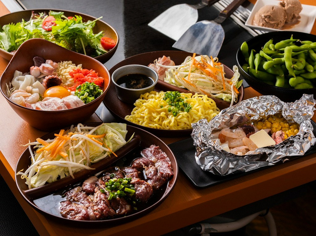 友人や仲間との会話で盛り上がり、鉄板料理で楽しいひとときを