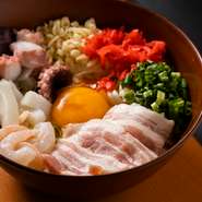 たっぷり入ったキャベツは、県内産の大玉のものを中心に使用。しゃきしゃきの食感を楽しめます。また水の代わりにこだわりの自家製だしを使っているので、各素材にもしっかりと味が染み込んでいます。