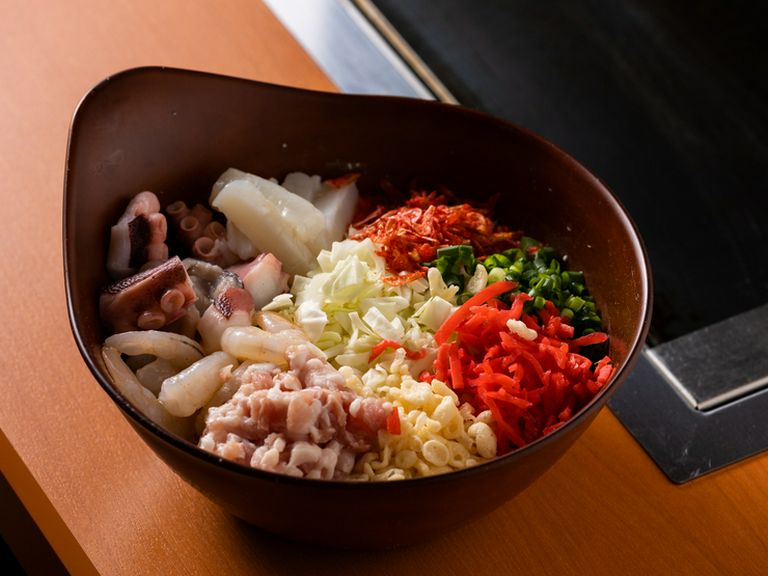 自家製だしの旨みが引き立つ。豪快な食べ応えが魅力『PokaPoka ミックスもんじゃ』