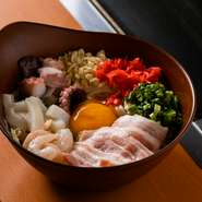 店の看板メニューのひとつ。豚肉・エビ・タコ・イカなど、たっぷりの素材が楽しめます。新鮮なキャベツのしゃきしゃき感と、自家製だしにより、ワンランク上のお好み焼きを堪能できます。