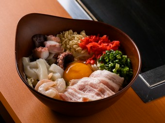 ワンランク上のお好み焼きを堪能できる。店の看板メニューのひとつ『PokaPoka　ミックス玉』