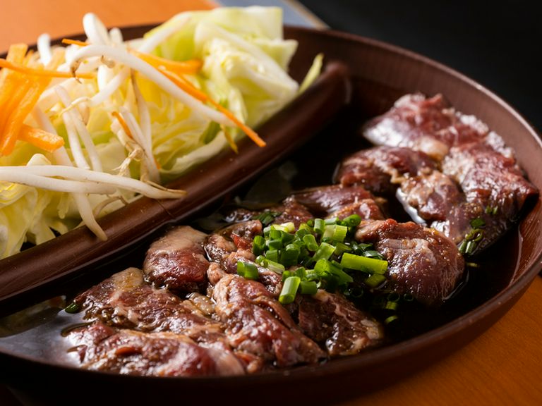 牛肉の人気部位であるハラミを、オリジナルの生ダレに漬け込んだ『牛ハラミ鉄板』