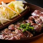 牛肉の人気部位であるハラミを鉄板焼きで味わえる逸品。オリジナルの生ダレに漬け込んでいるので、しっかりとした下味が付いています。ボリューム満点で食べ応えのあるメニューです。