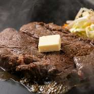 大きな部位を豪快に鉄板で焼き上げる一品。シンプルな調理法で素材のもつ魅力を引き出しています。何人かでシェアするのがオススメ。女子会で盛り上がる、SNS映えする逸品です。