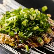 お好み焼きに欠かせないのがキャベツ。県内産の大玉のものを中心に使用しています。また、『青ネギどっさり乗せ玉』に使われる青ネギは、新鮮さが旨さの秘密。お好み焼の味を脇から支えています。