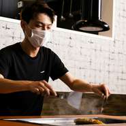 初めての訪問はもちろん、何度でも通いたくなるような、気軽に立ち寄れるアットホームな雰囲気がウリです。鉄板焼きを食べてお酒を飲んで、笑顔になれる時間が提供されます。