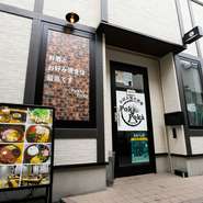 中央弘前駅から徒歩5分。鍛冶町の人気スポット「城東閣」内にあるのが【お好み焼き酒場　PokaPoka】です。“お酒とお好み焼きは最高です”の看板が目印のお好み焼き店です。