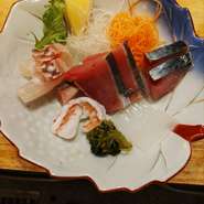 その日仕入れたお勧めのコースをご提供致します。
・先付
・お造り
・煮付
・焼き物
・油物
・酢の物
・ご飯物
・留椀
・フルーツ