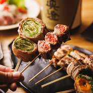 人気焼き鳥店【神豚　浅草店】の姉妹店として誕生しました。松戸エリアでも肉巻串が食べられるお店はそうそうありません！豚肉とお野菜でとってもヘルシーなので、常連のお客様には女性が多いのも納得。
