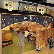 日本の文化を体験できる着物レンタル店やお祭りや大道芸のショータイム、そして7店舗の飲食店で多数のジャンルの食事が楽しめるエンタメ施設！そんな浅草横町の「は」区画に【神豚　浅草店】がOPEN！！！