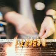 【ユラユラ　浅草店】でも神鶏名物のとりかわ串ご用意ございます！とりかわ串は、1本食べだしたら止まらないやみつきになる逸品です！お得な串の盛り合わせも御座いますので、皆さんでシェアしてお楽しみください！