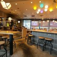 焼鳥やドリンクなど、どれもが一つ一つ丁寧につくられています。浅草駅からのアクセスも良好で、気軽に立ち寄れる距離感がデートをより一層特別なものにしてくれるでしょう。