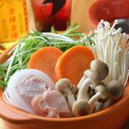 串料理をはじめ、すぐに楽しめるおつまみや、新鮮な刺しもの、さらに姉妹店【神鶏】の名物である『水炊き』も提供。どれも素材の良さを最大限に活かした一品ばかりで、食事のスタートから最後まで楽しめます。
