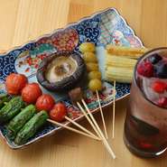 フルーツの鮮やかな色彩や、繊細な氷のエフェクトが織りなす美しいビジュアルのお酒は、その場の雰囲気をさらに引き立てる存在。写真映えするお酒は、どれも一度見たら忘れられない印象で、心を満たしてくれます。