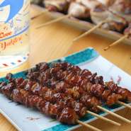 【ユラユラ　浅草店】では、姉妹店【神鶏】で人気の高い『博多とりかわ』を楽しめます。この「とりかわ串」は、そのジューシーで香ばしい味わいが特徴で、食べ始めるとつい手が止まらなくなるほどのおいしさです。