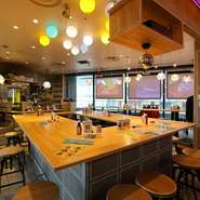 入口には焼鳥をモチーフにしたネオンが輝き、店内の照明は風船を模したユニークなデザイン。グラスはオリジナルで缶のような形をしており、シンプルながらも洗練された印象を与えます。