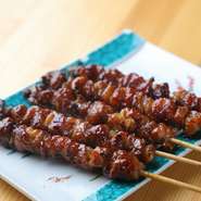 じっくり時間をかけて焼き上げられ、余分な油がしっかり落とされています。特徴的なのは、串にぐるぐると巻かれたとりかわの形状。焼き加減は絶妙で、かむと同時にたれが口の中に広がります。