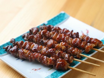 外はカリっと香ばしく、内側は程よくジューシー『博多とりかわ』