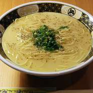 〆にふさわしい一品として、多くの人に愛されています。ボリュームがあるため、シェアして楽しむ方が多いのも納得。鶏肉の旨みが凝縮されたスープは、温かく体を包み込むような優しさです。