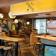 訪れる方々に心温まるひとときを提供することを大切にしています。一人一人の表情に寄り添い、笑顔を引き出すことを心がけ、居心地の良さを感じられるように。その努力によって、思い出に残る接客へと繋がります。