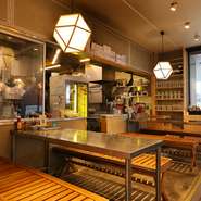 心を落ち着ける要素が随所にちりばめられており、居心地の良さを感じさせてくれる空間。気軽に訪れることができ、リラックスした時間を楽しめて、ふと立ち寄りたくなるお店です。