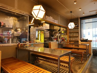 落ち着いた空間の中で、ゆっくり食事を楽しめる