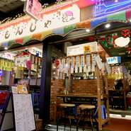 豊富な具材を選んでオリジナルの「もんじゃ焼き」や「お好み焼き」がつくられるなど、さまざまな人が満足できるメニューを用意。程良いカジュアルさが、参加者同士の距離感を縮めてくれます。