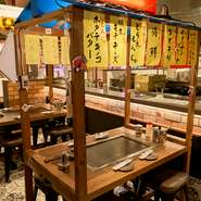 手書きのメニュー表や、古き良き時代の装飾が施され、訪れる人々を店の世界感へと引き込んでいきます。料理はもちろんレトロな空間そのものを楽しめることが、【とんこつもんじゃ コナマミレ 浅草店】の特徴です。