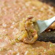 自分たちで焼きながら楽しむ「もんじゃ焼き」が、自然と会話を盛り上げ、食事も一層おいしく感じられます。目の前でじっくり焼き上げる楽しさは、普段とは違う女子会を提供。