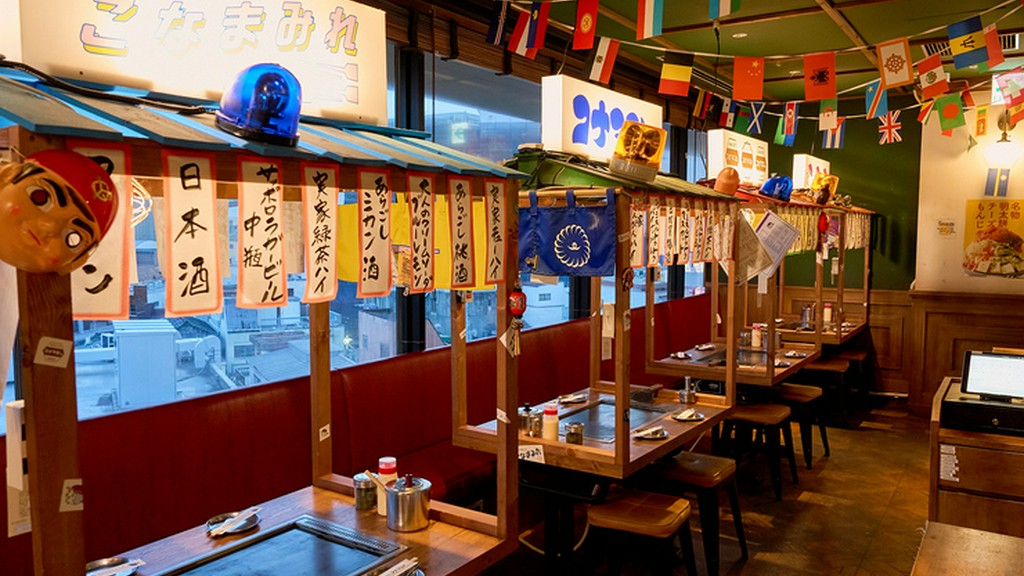 屋台風の席やカラフルなインテリアが、昔ながらの温かみを演出