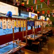 手書きのメニュー表や、古き良き時代の装飾が施され、訪れる人々を店の世界感へと引き込んでいきます。料理はもちろんレトロな空間そのものを楽しめることが、【とんこつもんじゃ コナマミレ 浅草店】の特徴です。