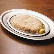 当店名物の「皿シュウマイ」は他では見たことのない大きさのシュウマイです！ハンバーグの様な大きさの皿シュウマイはフォトジェニックで食べ応えのあるメニューです！！！
