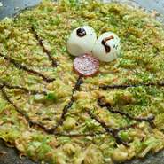 ジュウジュウと焼ける音を聞きながら、ちょっとした特別感を味わえます。焼き上がったら、熱々のままヘラですくって一口。おいしさと共に、自分だけのもんじゃアートに出合えます。