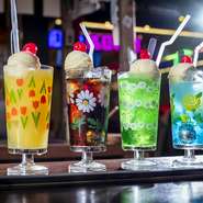 炭酸の上でバニラアイスが静かに浮かび、少しずつ溶けていきます。柔らかくて甘いアイスに、そっと乗せた真っ赤なさくらんぼ。小さな果実のツヤが、飲む前の一瞬を彩ります。